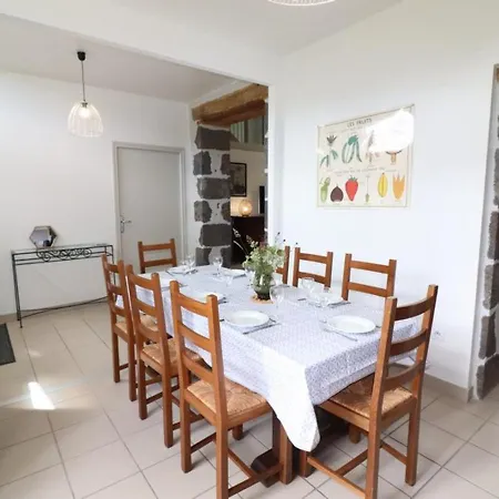 Hébergement de vacances Maison De Charme Au Coeur Des Monts Du Cantal, Ideale Pour 12 Pers., Avec Jardin, Cheminee Et Loisirs Proches - Fr-1-742-96 Saint-Martin-Valmeroux