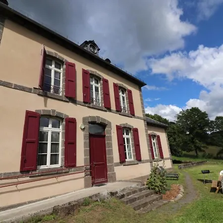 Hébergement de vacances Maison De Charme Au Coeur Des Monts Du Cantal, Ideale Pour 12 Pers., Avec Jardin, Cheminee Et Loisirs Proches - Fr-1-742-96 *