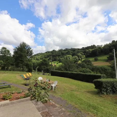 Maison De Charme Au Coeur Des Monts Du Cantal, Ideale Pour 12 Pers., Avec Jardin, Cheminee Et Loisirs Proches - Fr-1-742-96 Hébergement de vacances