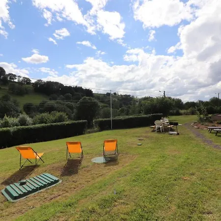 Hébergement de vacances Maison De Charme Au Coeur Des Monts Du Cantal, Ideale Pour 12 Pers., Avec Jardin, Cheminee Et Loisirs Proches - Fr-1-742-96 Saint-Martin-Valmeroux